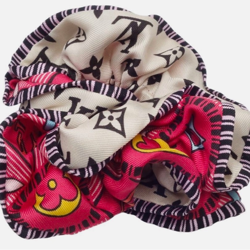 Authentic Louis Silk Vuitton Hair Scrunchie
M78435